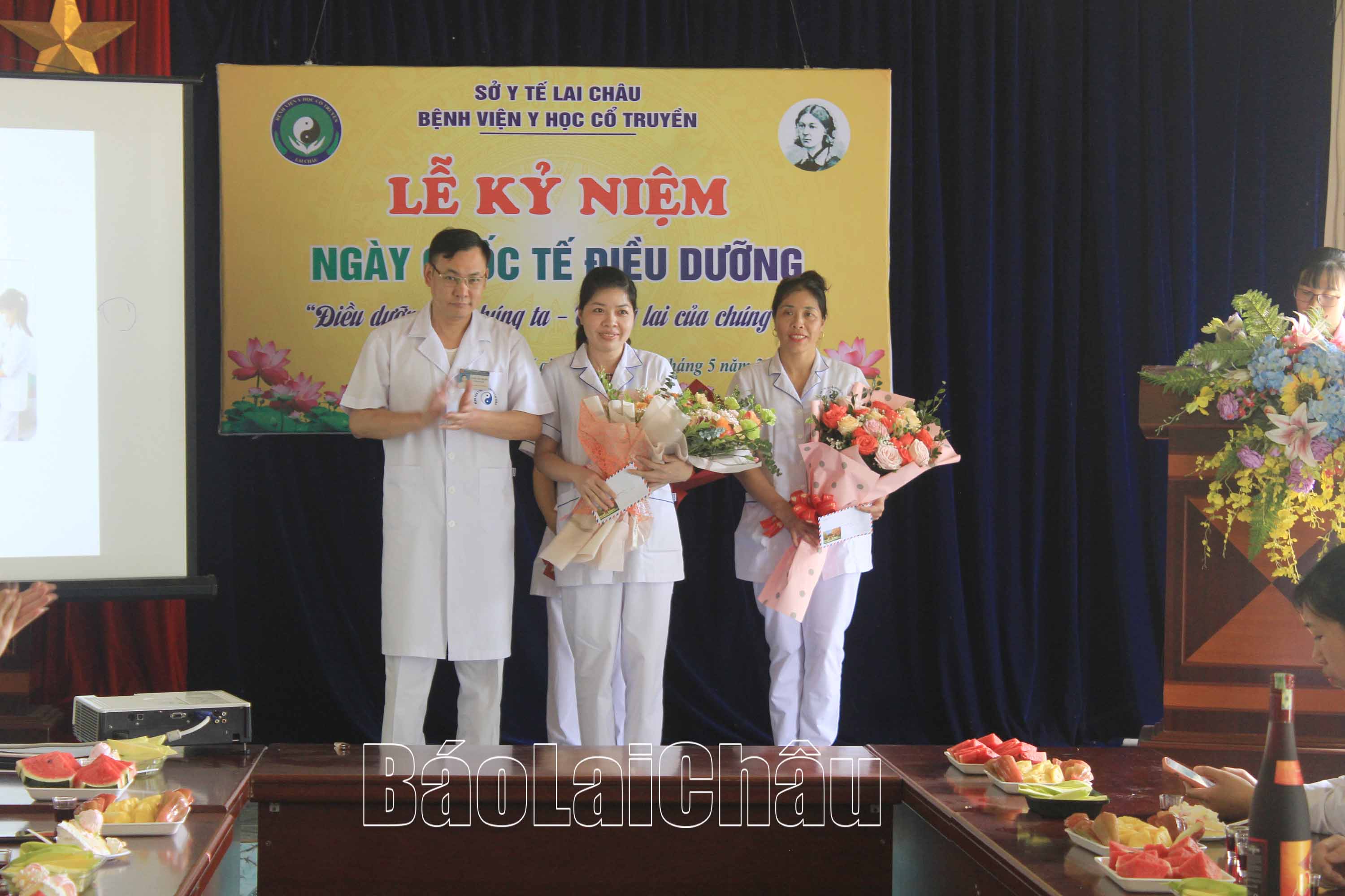 Bác sỹ Lương Văn Chượng - Phó giám đốc Bệnh viện YHCT tỉnh trao giải nhất cuộc thi Nét đẹp Người điều dưỡng cho khoa châm cứu dưỡng sinh.
